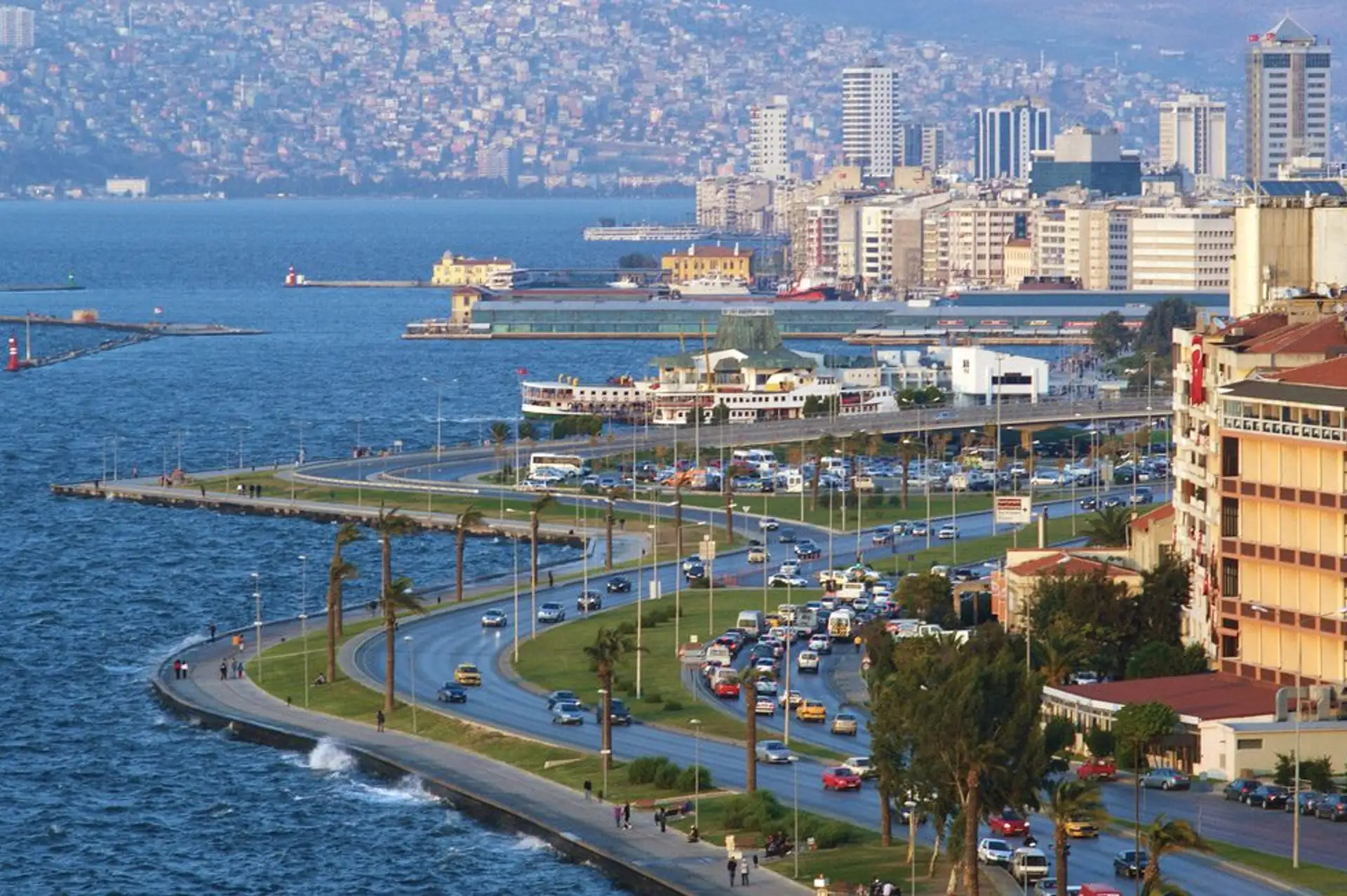 İzmir İçin Deprem Uyarısı: Kentsel Dönüşüm ve Yapı Güvenliği Aciliyet Kazandı