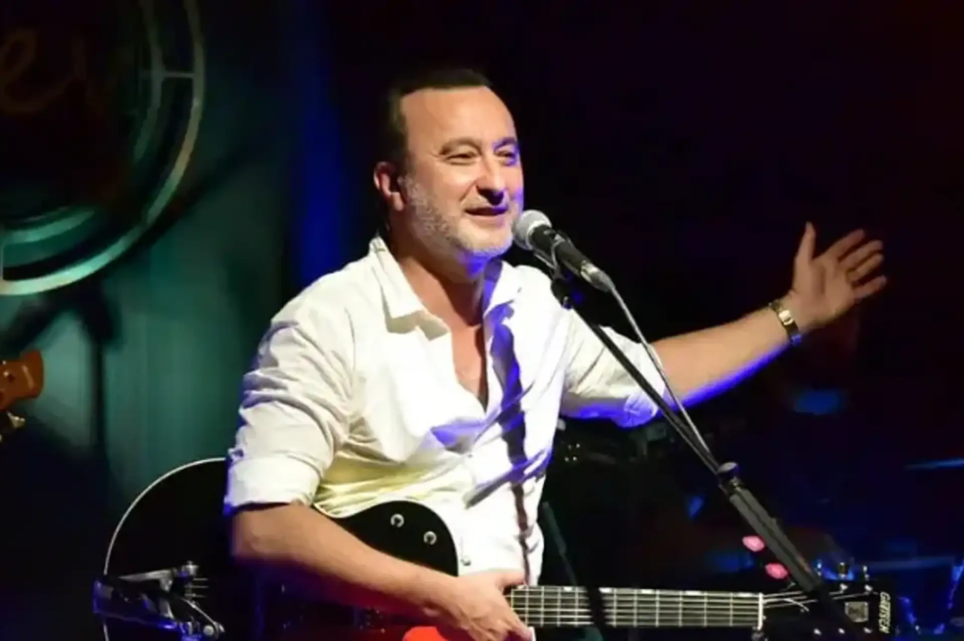 Ünlü Şarkıcı Nev Hayatını Kaybetti