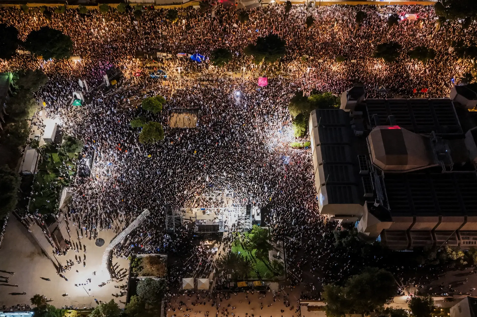 Tel Aviv'de Netanyahu karşıtı gösteriye on binlerce kişi katıldı