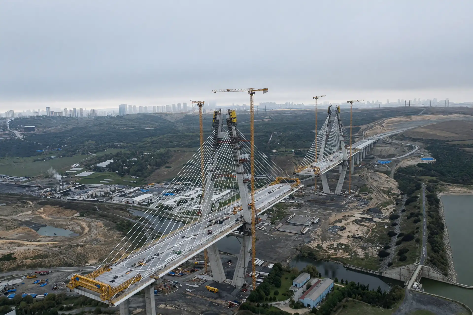 İstanbul'da 196 metre yüksekliğinde 8 şeritli köprü yükseliyor