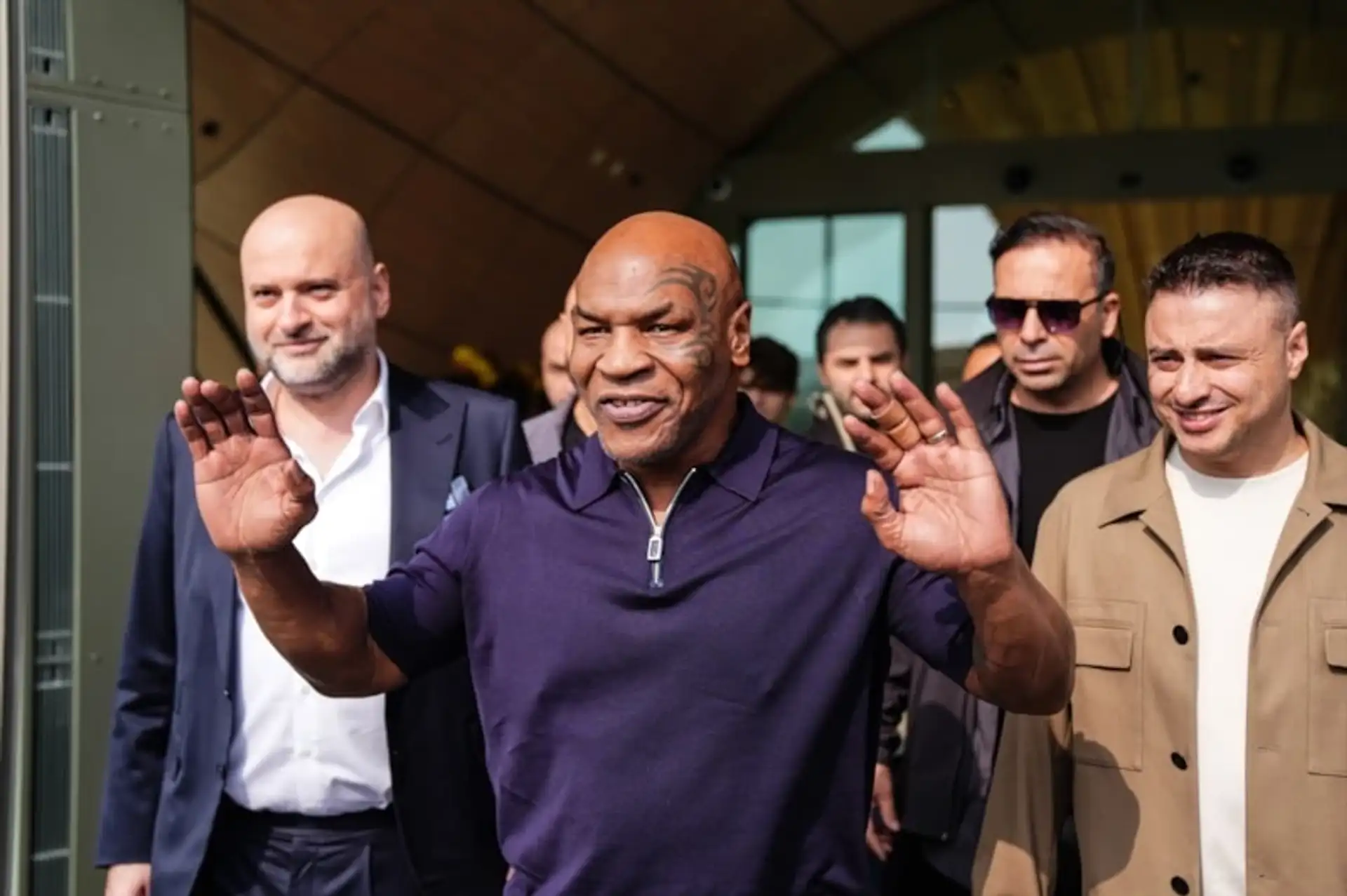Tuzlu Kahve'ye Konuk Olarak Ayağının Tozuyla İstanbul'a Geldi! Mike Tyson'ın "Derbi" Sorusuna Yanıtı Bakın Ne Oldu?
