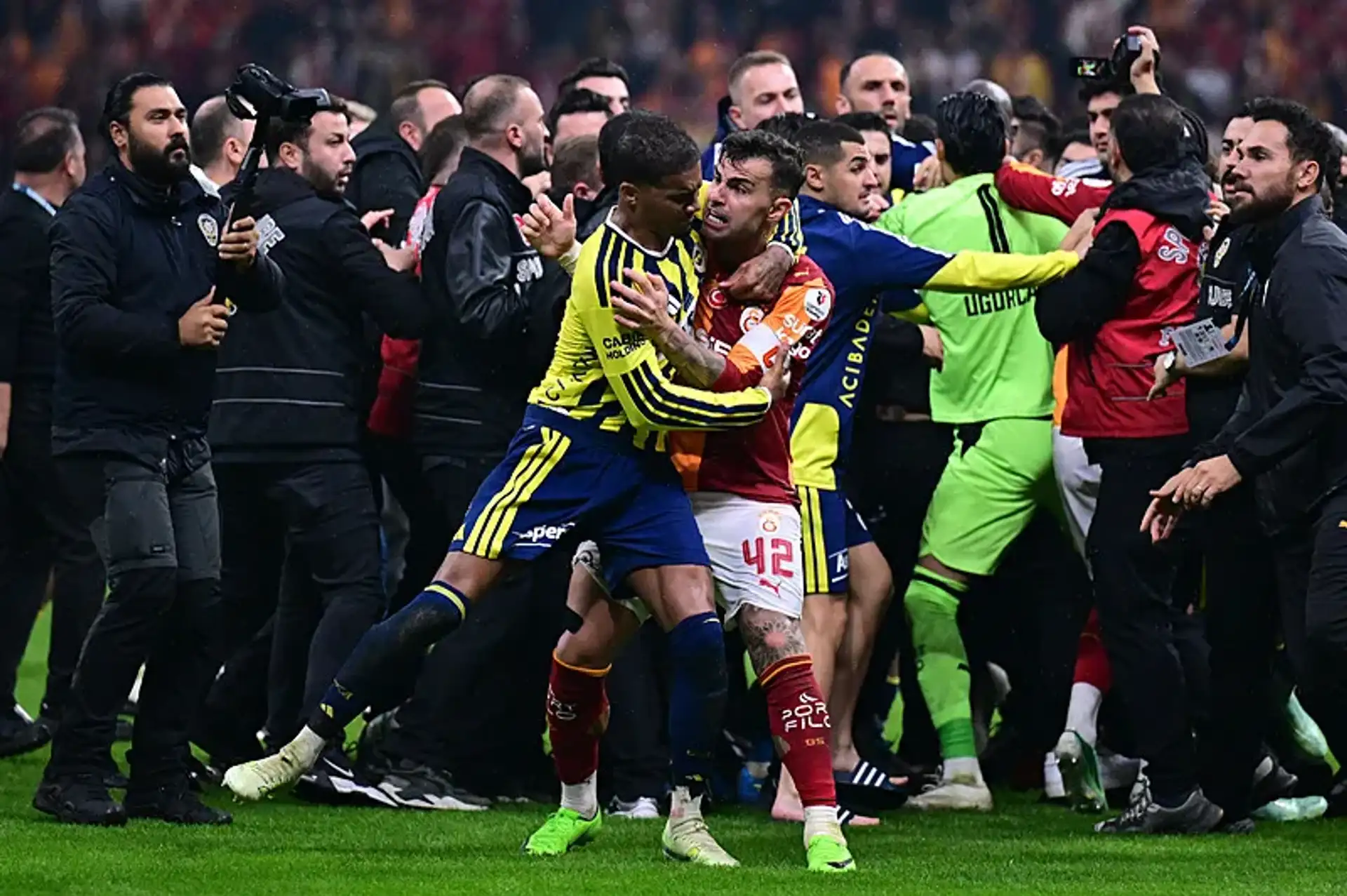 Galatasaray-Fenerbahçe Derbisinde Kavga Etmişlerdi! Abdülkerim Bardakcı ve Archie Brown'ın Cezası Belli Oldu