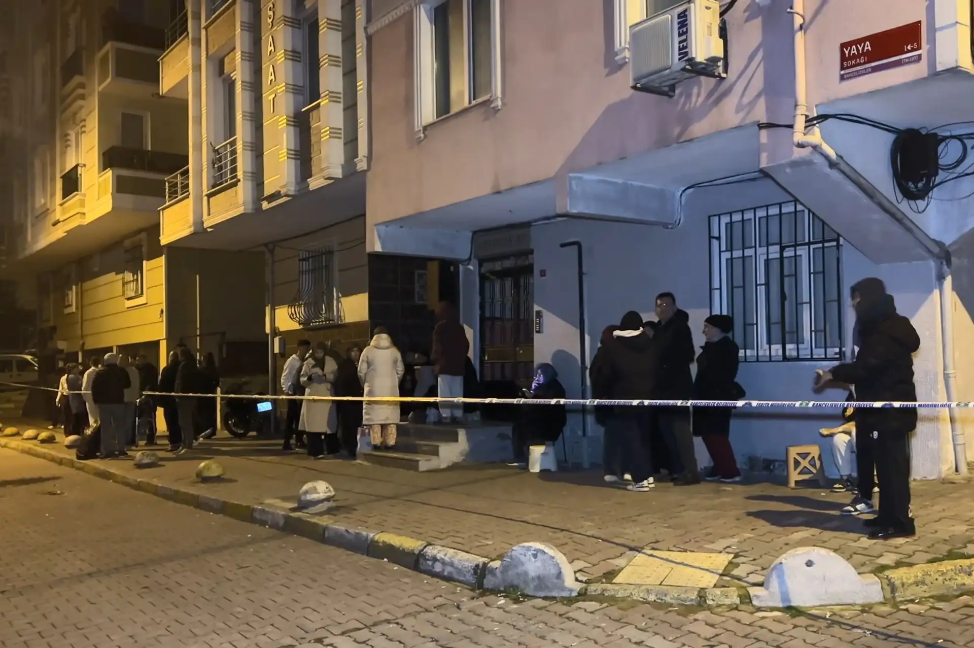 Bahçelievler'de inşaatın istinat duvarı yıkıldı, 2 bina tahliye edildi
