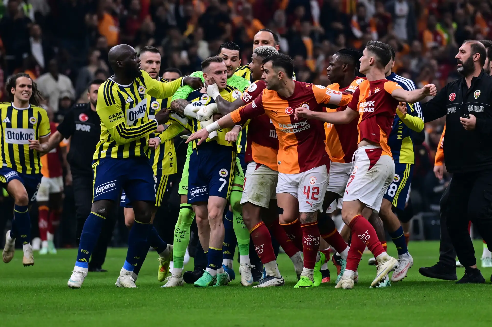 Fenerbahçe derbi kavgası açıklaması: "Futbolcularımıza saldırıldı"