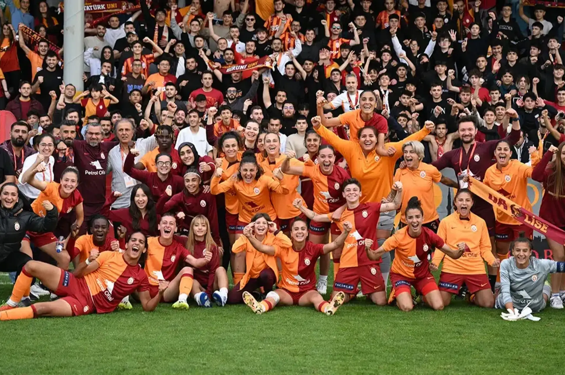 Ünlülerden Galatasaray'ın Galibiyeti Sonrası Kutlama Paylaşımları