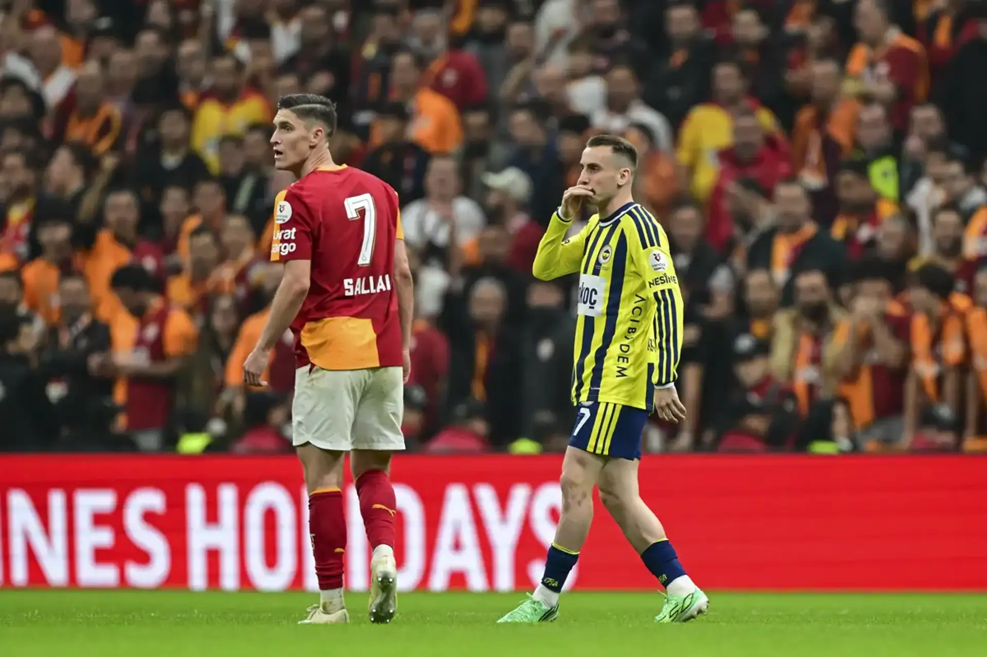 Galatasaray-Fenerbahçe'de maç sonu saha karıştı, iki kırmızı kart