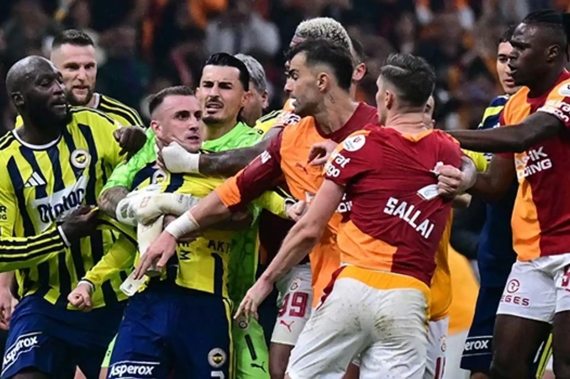 Galatasaray-Fenerbahçe derbisinde futbolcular arasında arbede yaşandı