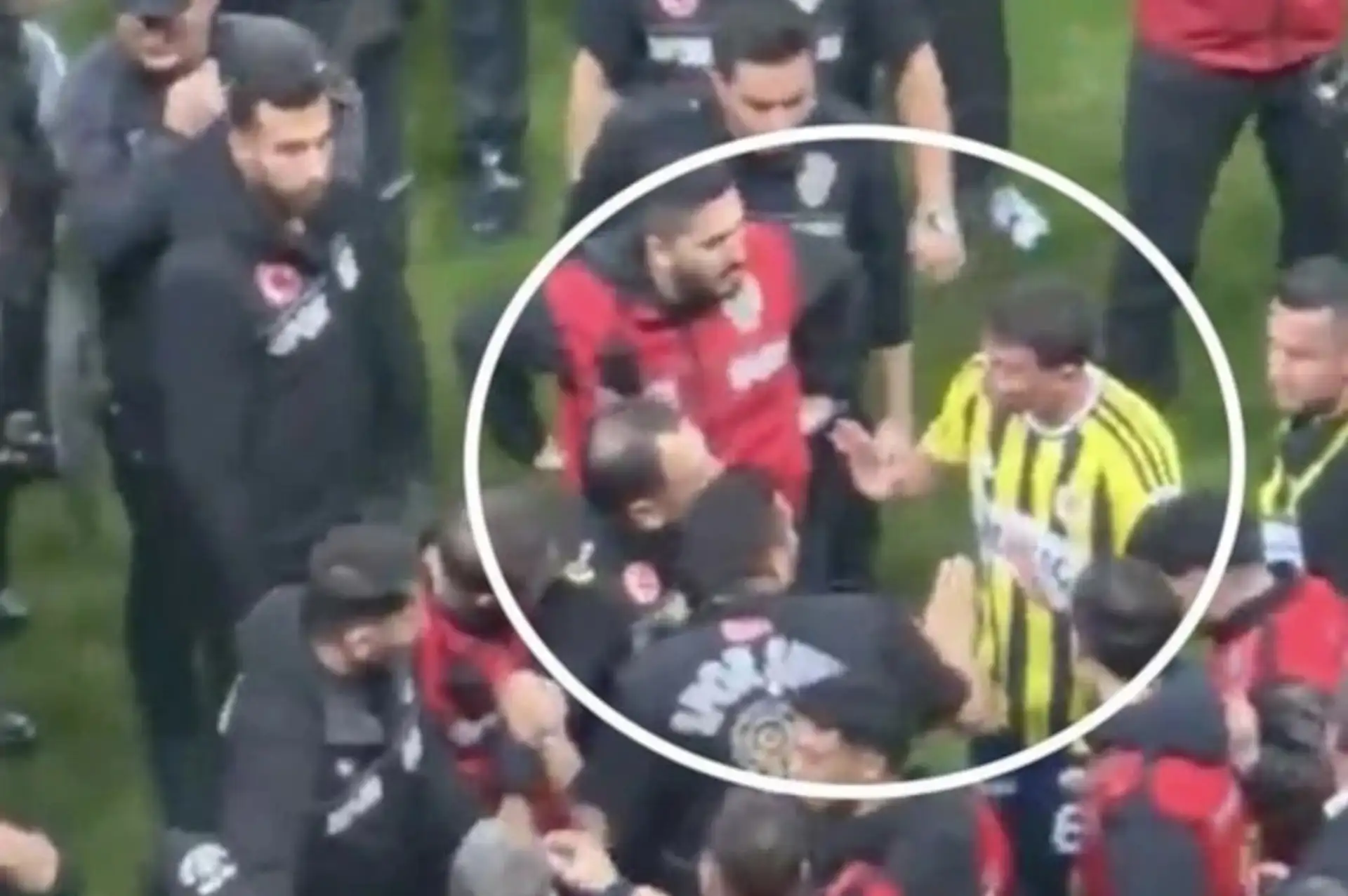 Derbide Son Düdükle Birlikte Tansiyon Tavan Yaptı: Mert Hakan Yandaş ile Polis Memurları Arasında Gergin Anlar