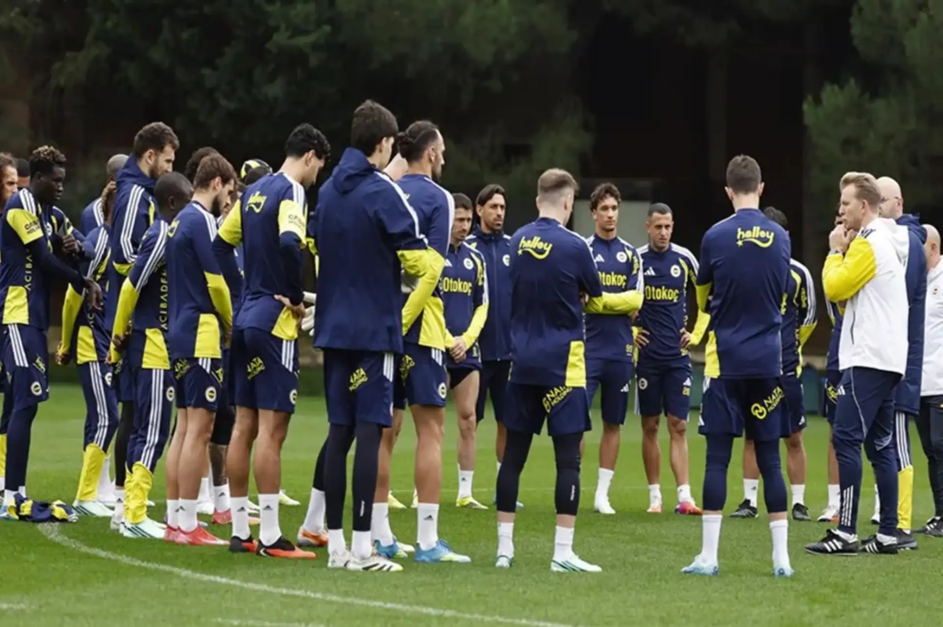 Fenerbahçe, Dirk Kuyt'la ilk idmanını gerçekleştirdi