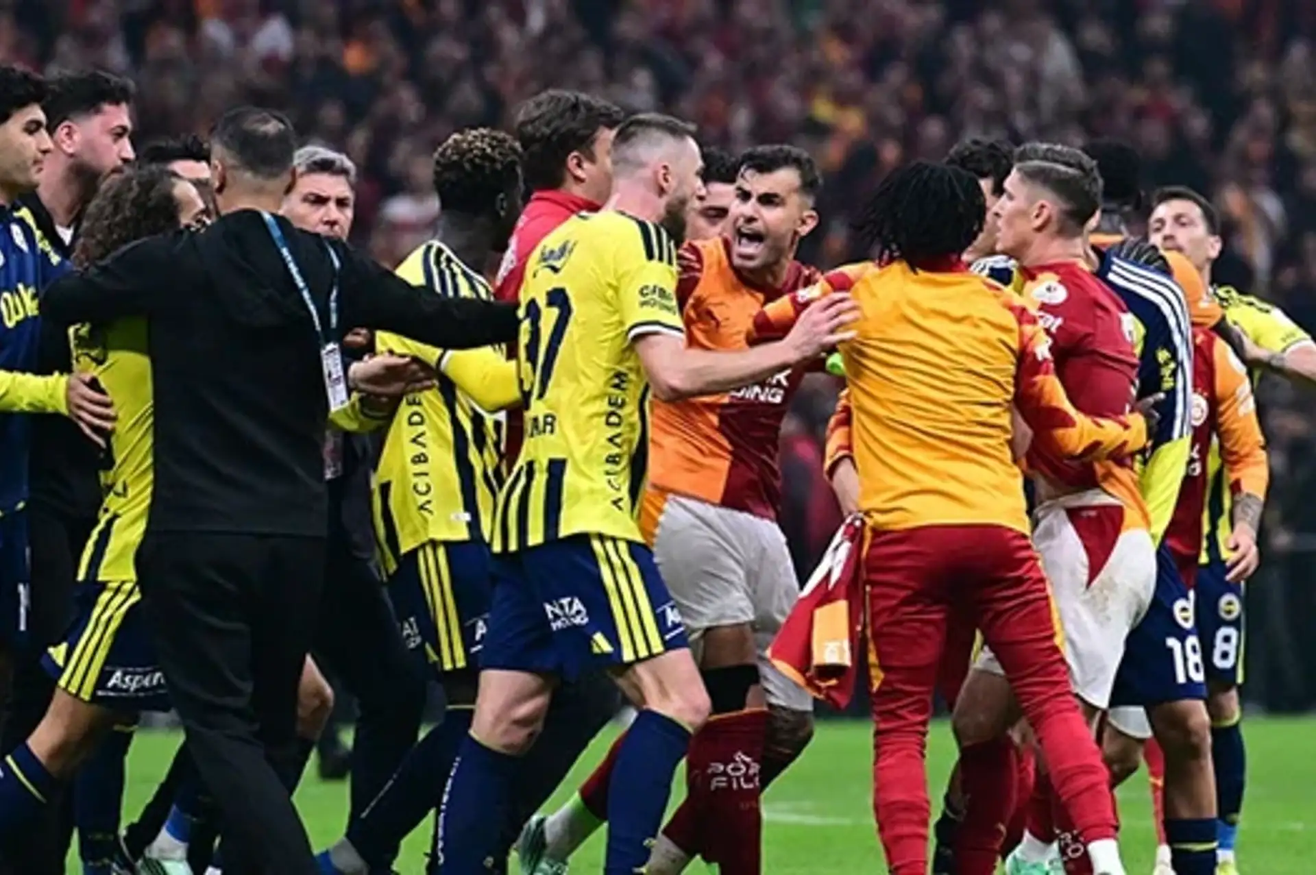 Galatasaray Fenerbahçe derbisindeki kavgalar dünya basınında manşet oldu
