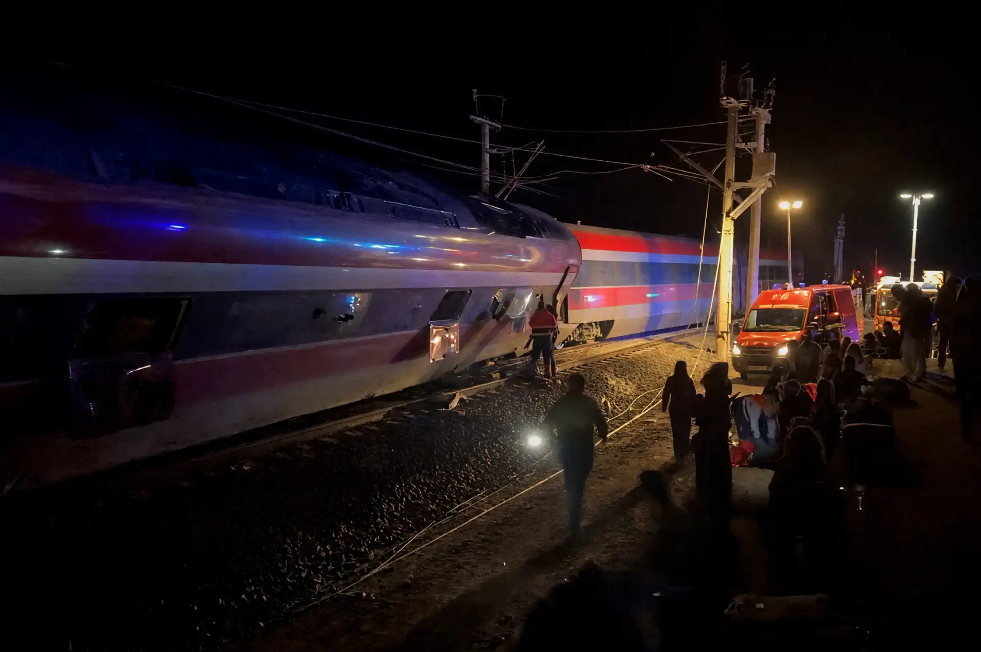 İspanya'da iki hızlı tren çarpıştı, ölü sayısı 46'ya yükseldi