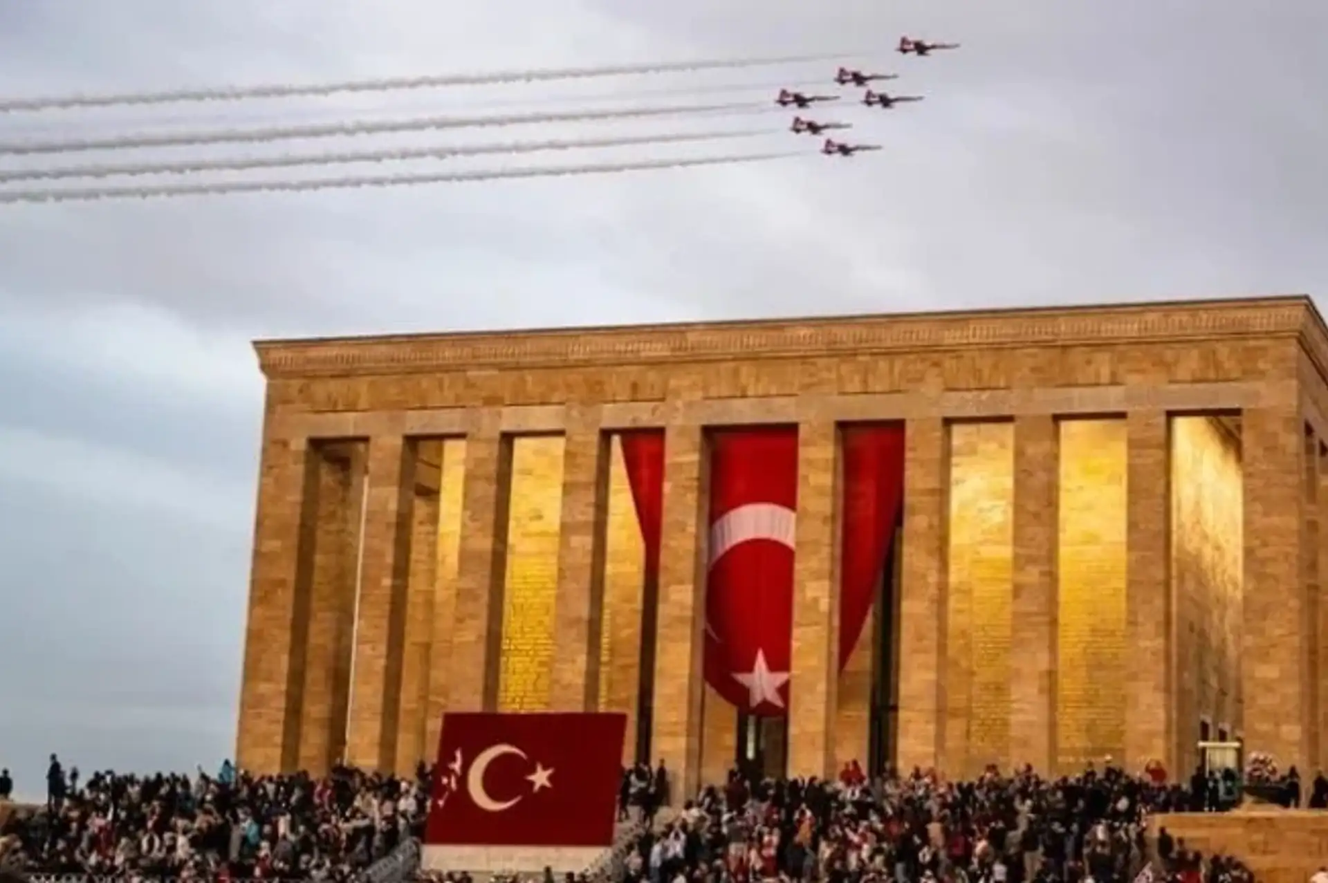 Türk Yıldızları’ndan Anıtkabir Üzerinde Saygı Uçuşu