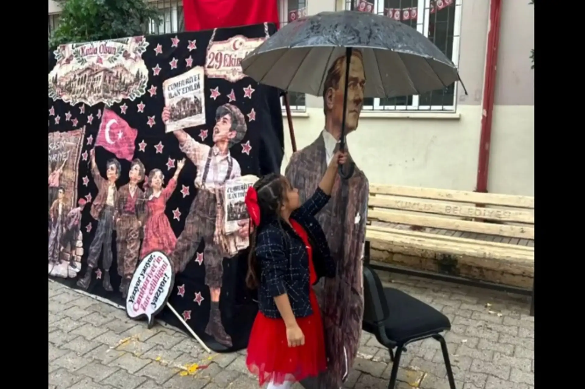 Hatay'da Minik Meryem'den Yürekleri Isıtan Hareket! Tören Sırasında Atatürk Maketini Yağmurdan Korudu