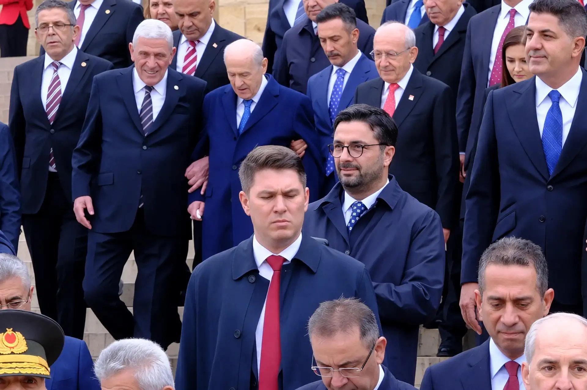Bahçeli ve Dervişoğlu, Anıtkabir Merdivenlerinden Kol Kola İndi