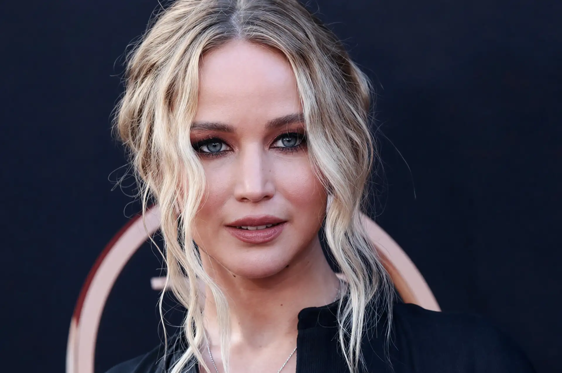 Jennifer Lawrence’tan Sektöre 'Set Mahremiyeti' Uyarısı: "Tanınmayan Genç Oyuncular Sessiz Kalmak Zorunda Hissediyor"