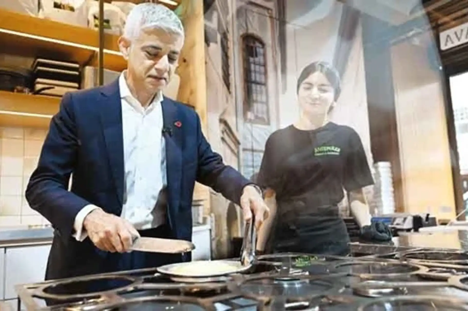 Londra Belediye Başkanı Khan künefe tezgahına geçti