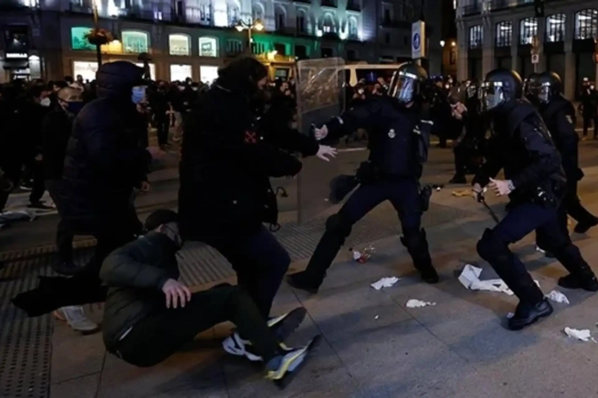 İspanyol polisi sokak şiddeti ve yağmalamaya karşı alarma geçti