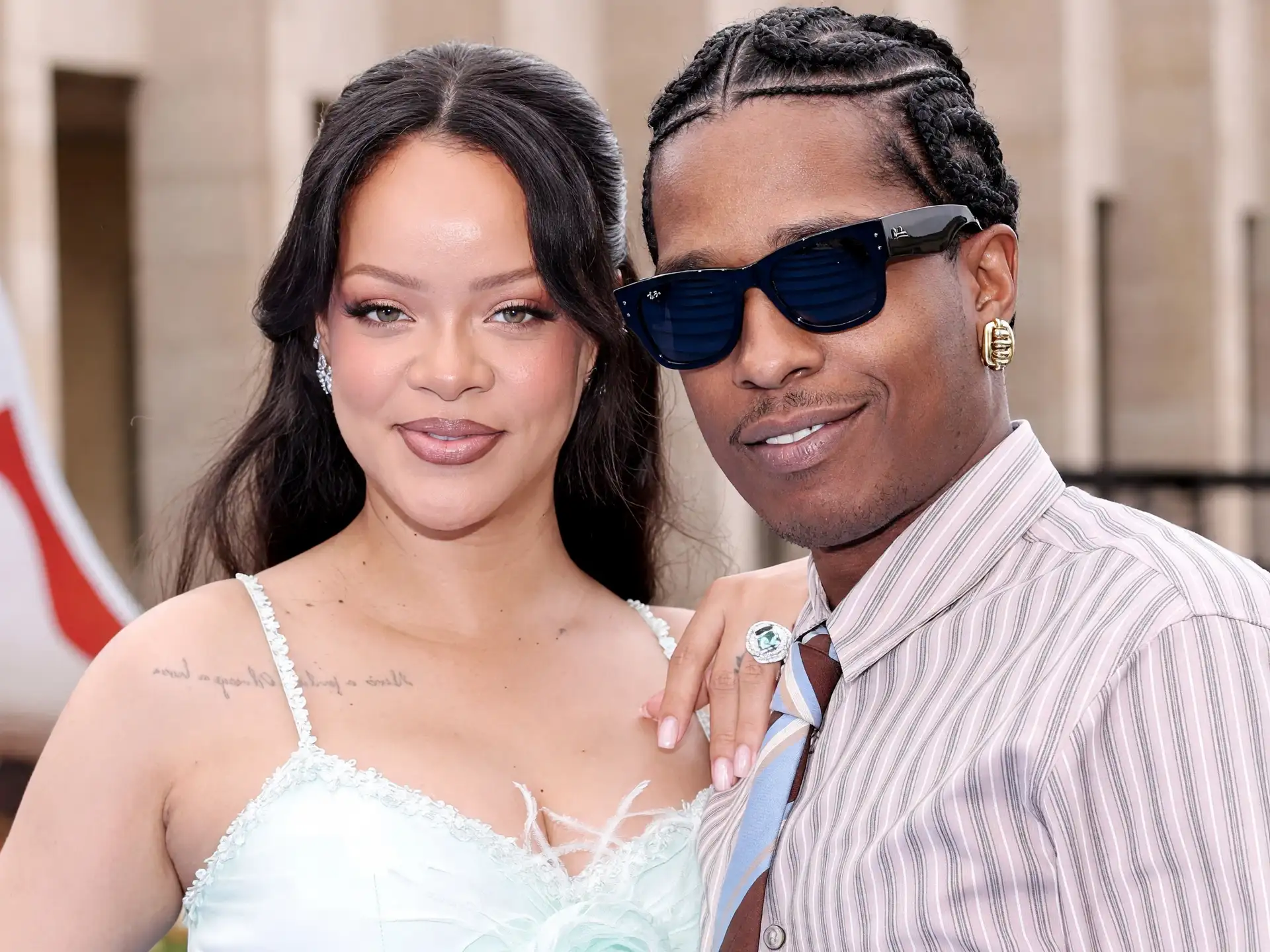 Helal Sana Rihanna Reis! Meğer Eşinin Görüşeceği Kadınları Kendi Seçiyormuş