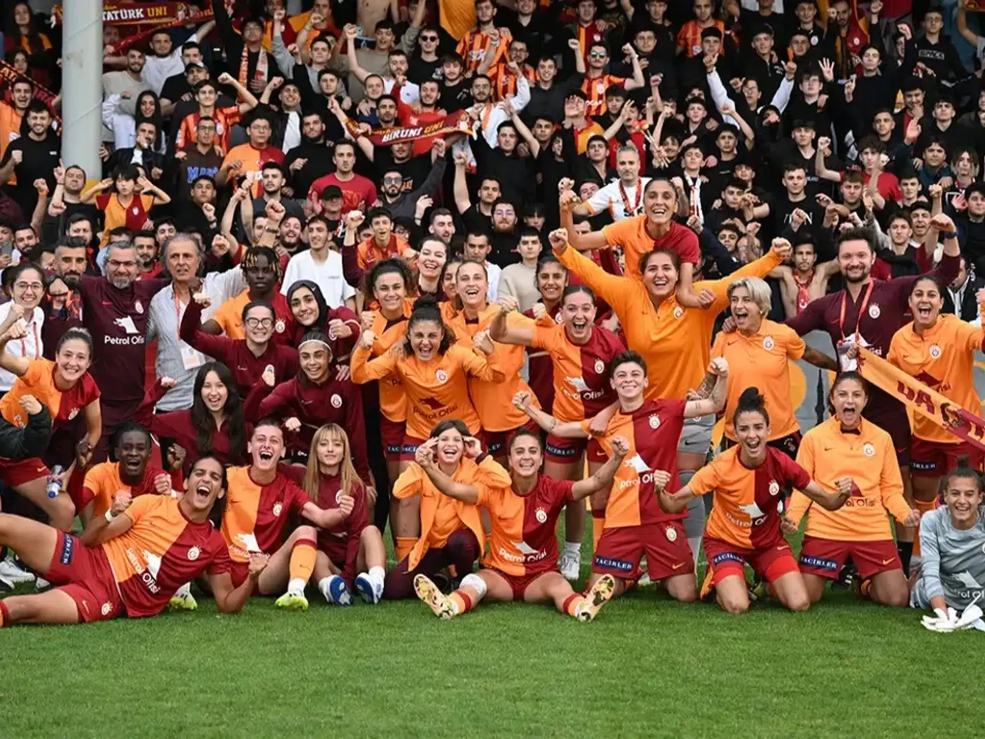 Ünlülerden Galatasaray'ın Galibiyeti Sonrası Kutlama Paylaşımları