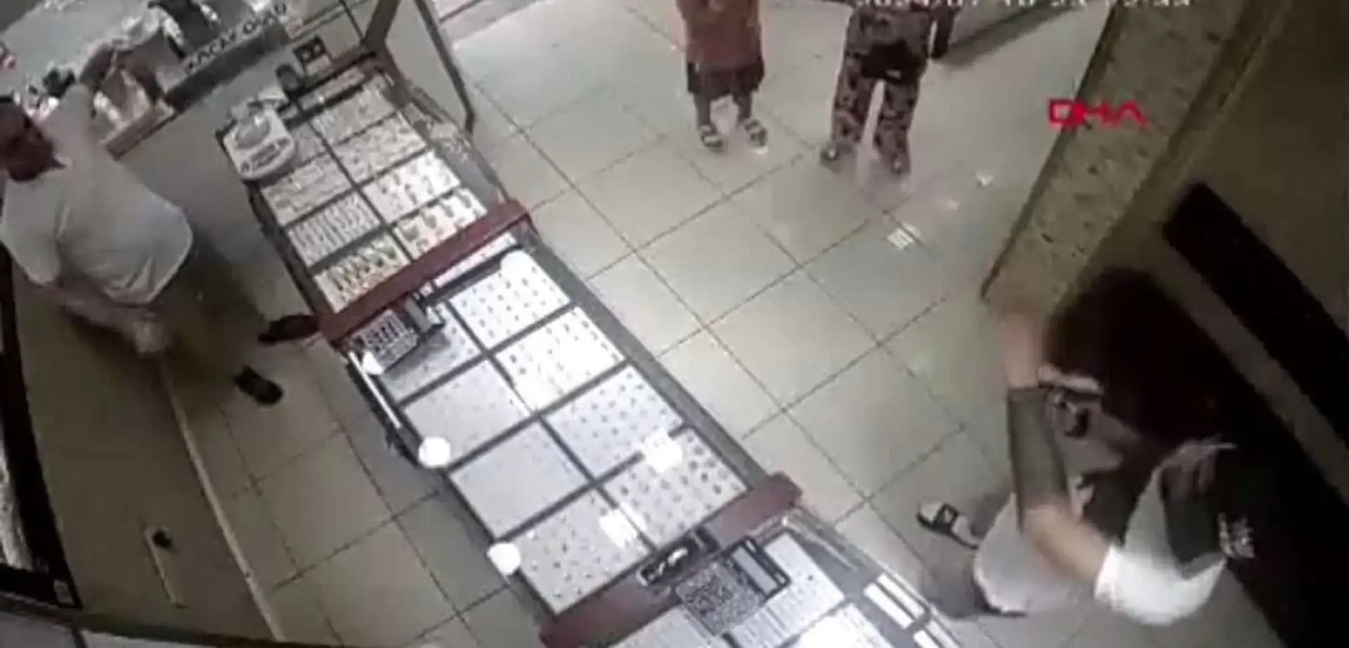 2 Çocukla Beraber 1 Garip Kuyumcu Soygunu