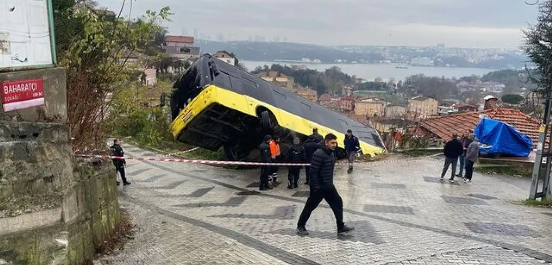 Beykoz'da Panik Anları: İETT Otobüsü Evin Bahçesine Düştü!