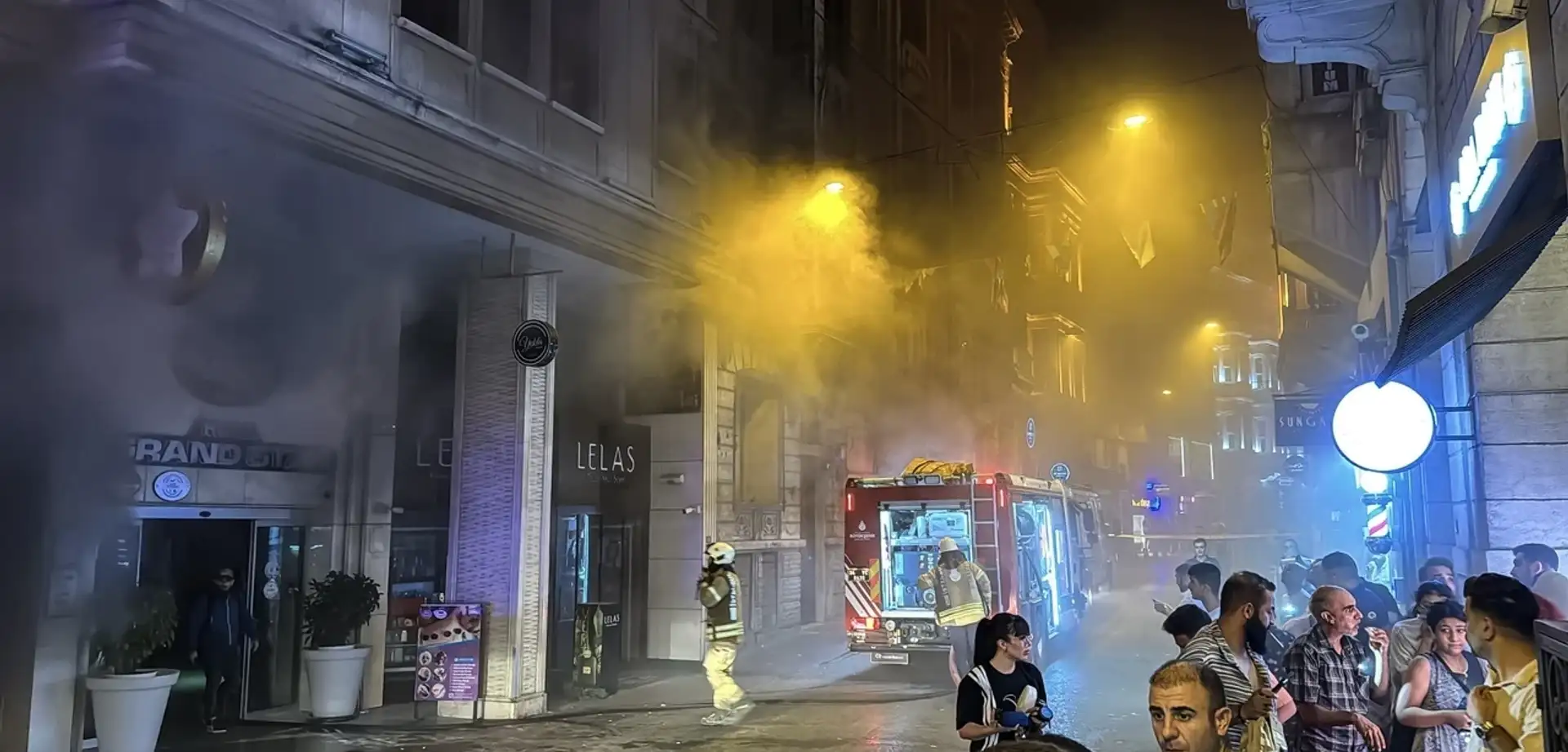 Beyoğlu’nda 9 Katlı Otelde Yangın! Oteldekiler Tahliye Edildi