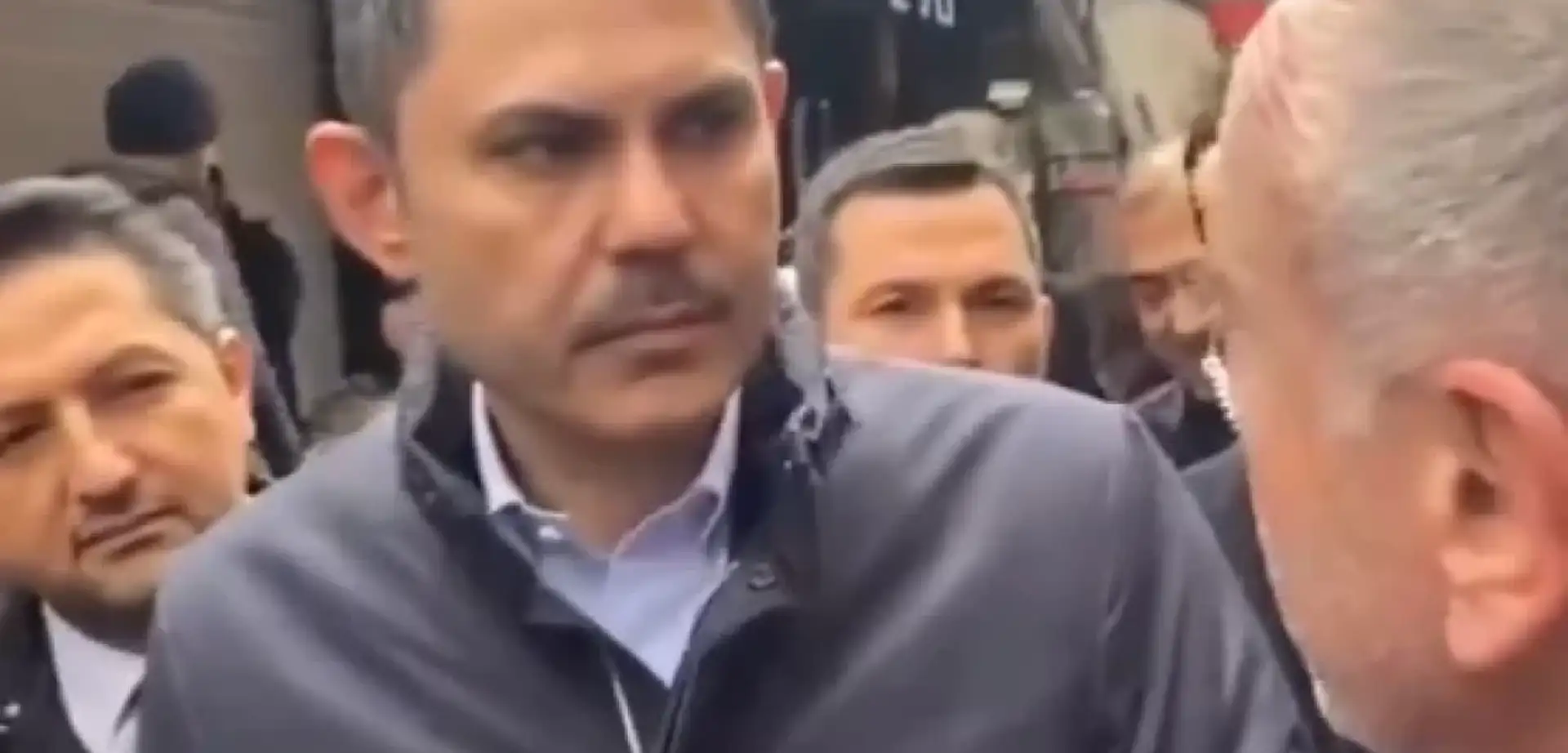 Hataylı Depremzede Murat Kurum'a Dert Yandı: "Ben AKP Üyesiyim, Bana Bu Yapılıyorsa, Vatandaşa Neler Yapılıyordur"