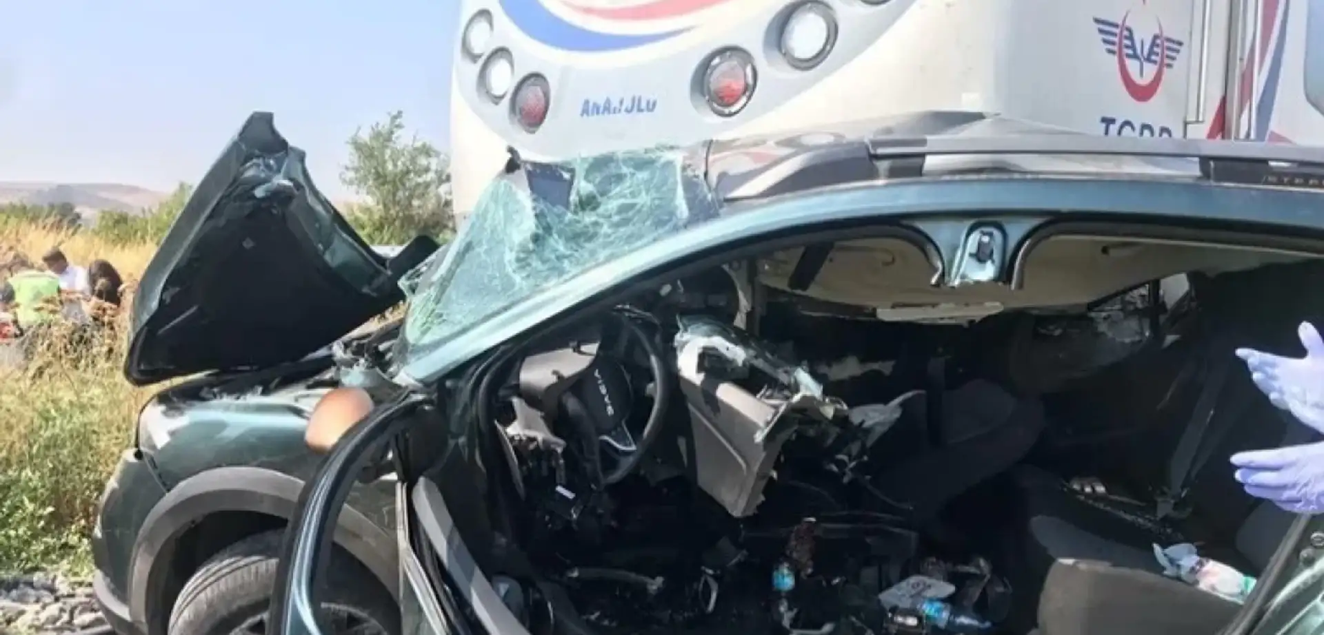 İzmir’in Menemen İlçesinde Trenle Araç Çarpıştı: 3 Ölü!