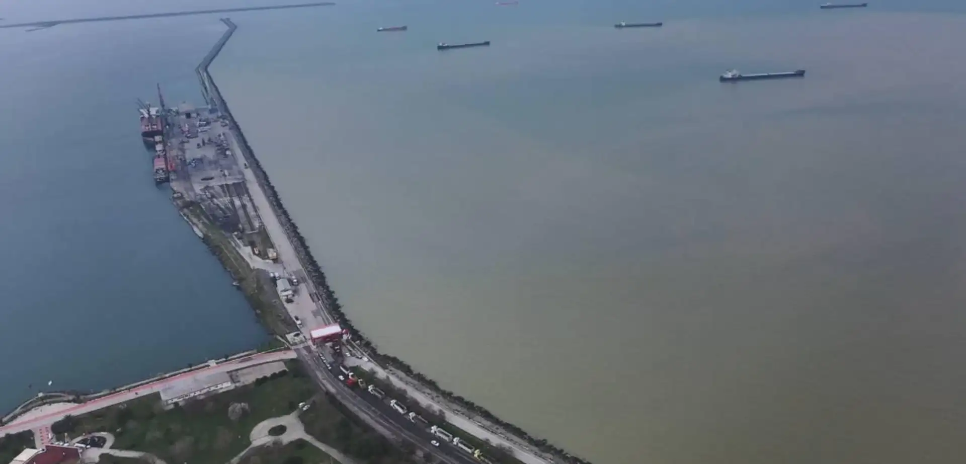 Karadeniz Sahilinde Petrol Sızıntısı: Rusya Acil Durum İlan Etti!