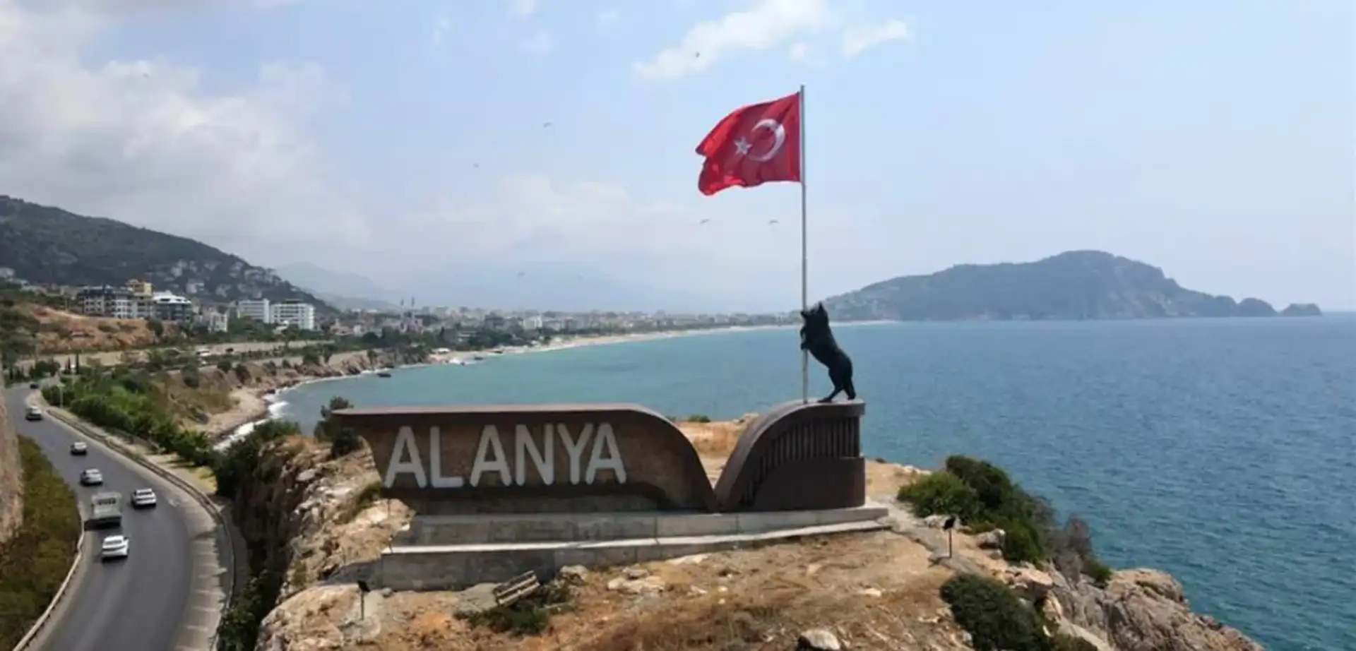 MHP'nin yaptırdığı heykeli CHP'li Alanya Belediyesi kaldırdı