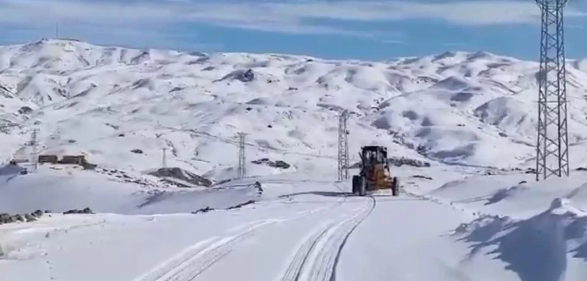 O İlçede Kar Kalınlığı 1 Metreye Ulaştı! Yollar Kapandı