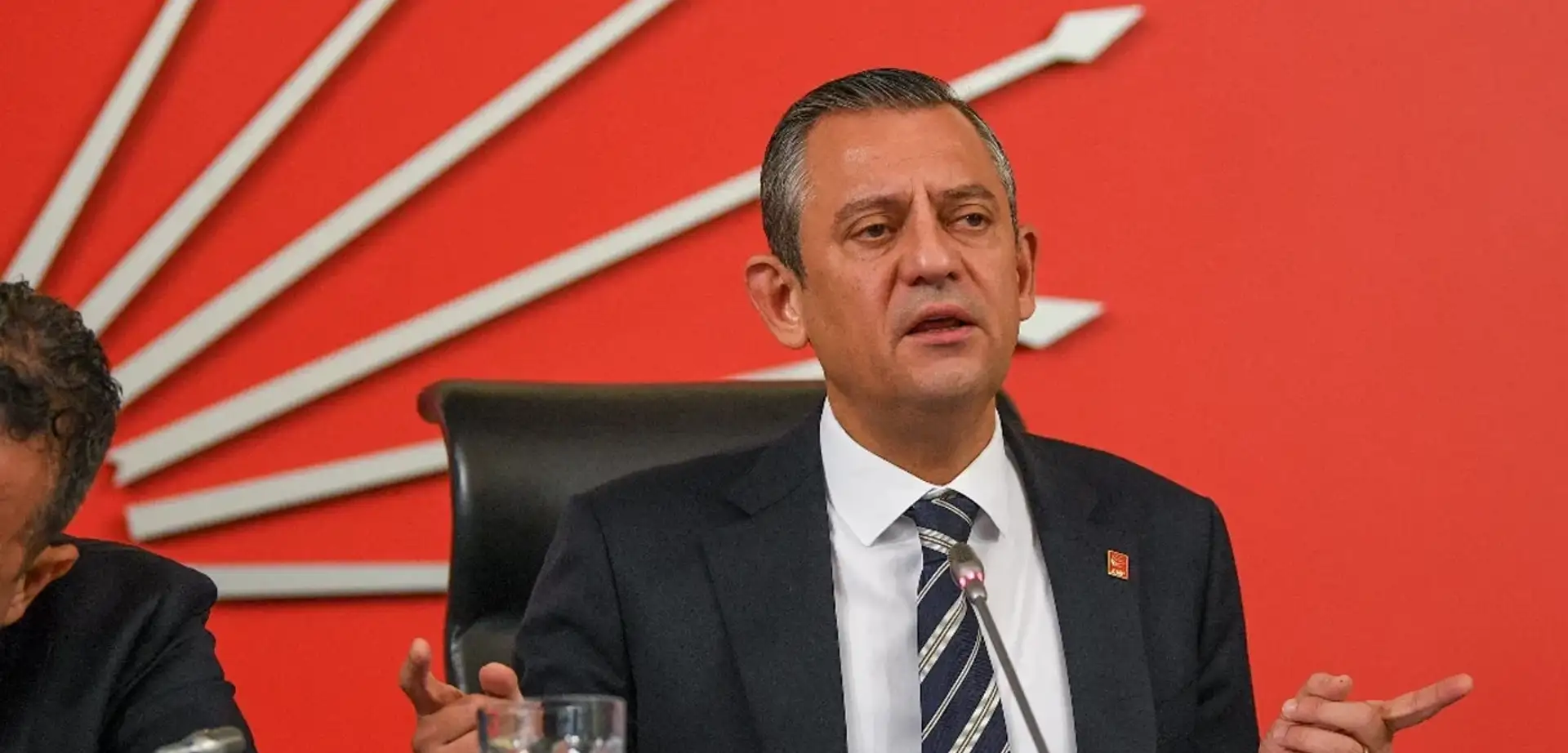 Özgür Özel'den Suriye Uyarısı: Savaş Kışkırtıcılığı Yapılmamalı