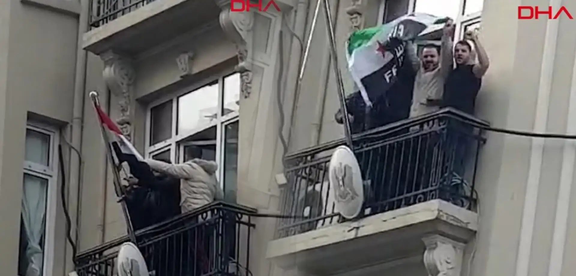 Suriyeliler İstanbul'daki Konsolosluğa Girdi! Bayrağı Böyle İndirdiler