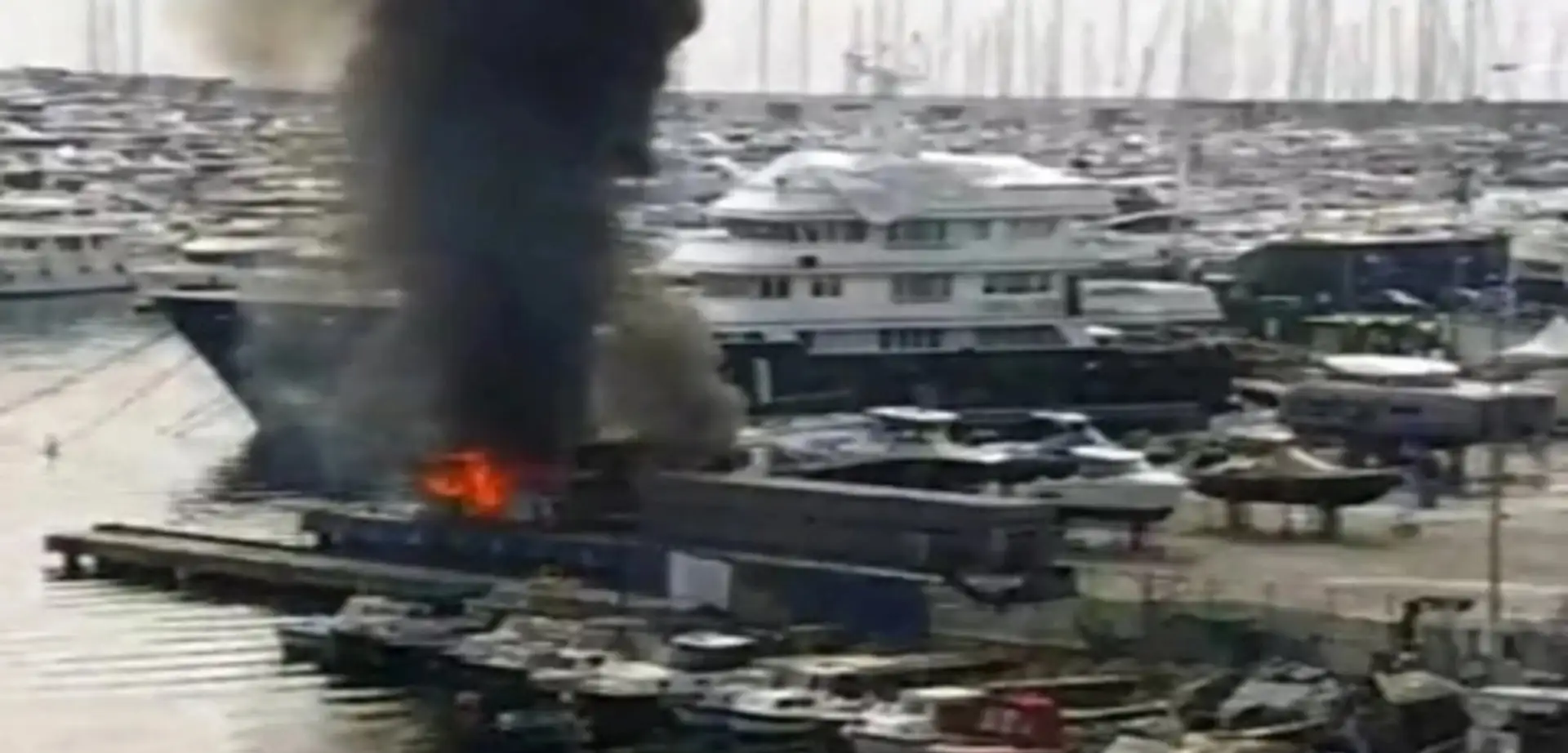 İstanbul Pendik Marinada Yangın! Ekipler Yangına Müdahale Ediyor