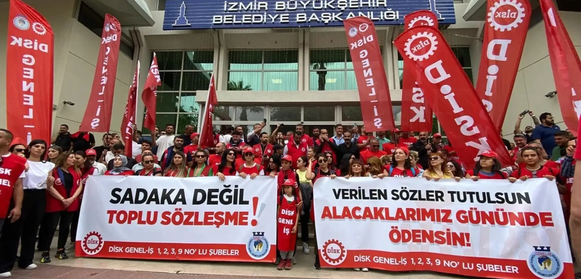 İzmir'de Belediye İşçileri Grev Kararı Alınca Cadde ve Sokaklar Çöp Doldu!