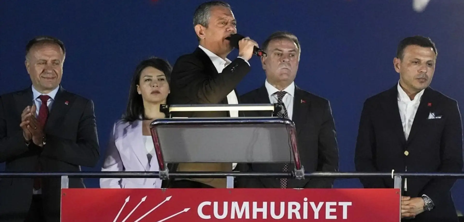 Özgür Özel'in CHP Pendik Mitinginde Gündeminde İmamoğlu ve Asgari Ücret Yer Aldı