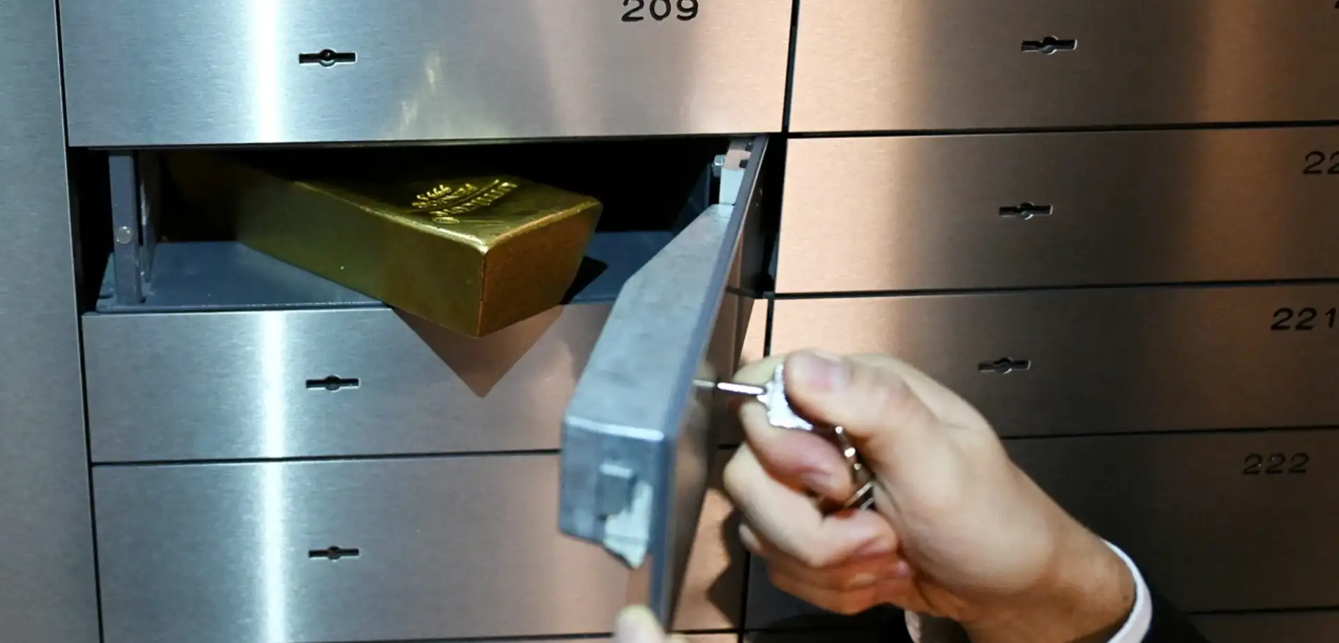 Altın Yükseliyor Ama 4.400 Dolar Seviyesi Henüz Aşılamadı