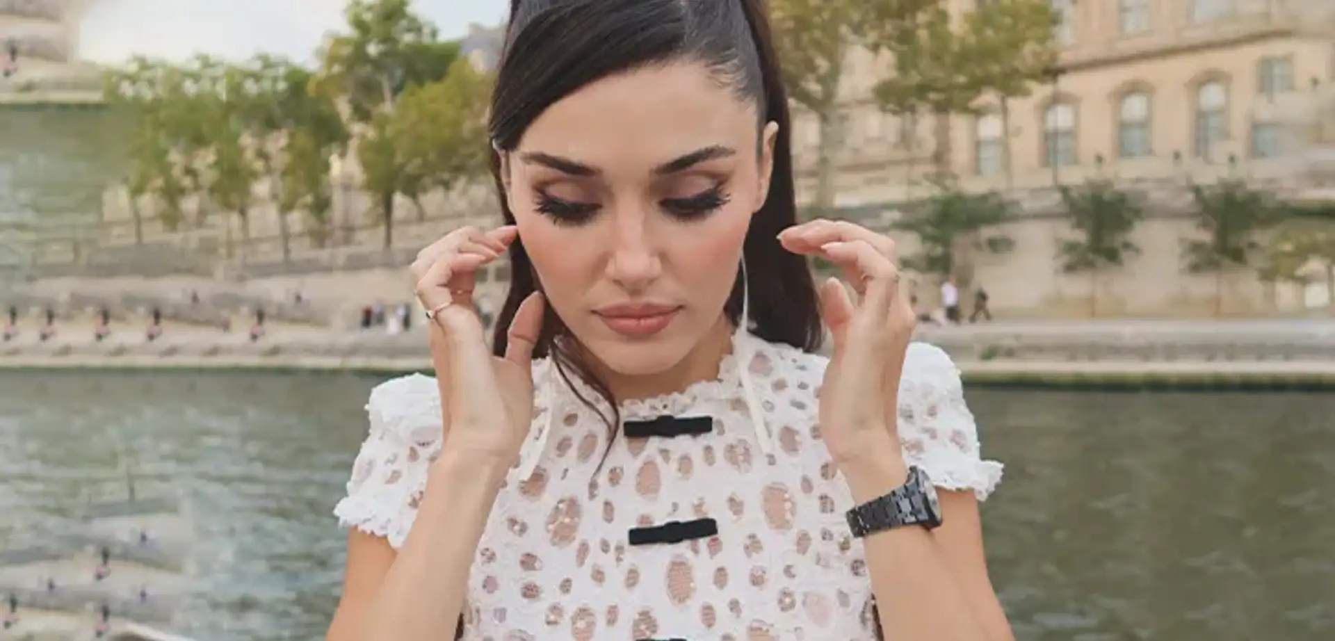 Hande Erçel Moda Başkentlerini Fethetti: Milano’dan Sonra Paris’ten Paylaşım Yaptı