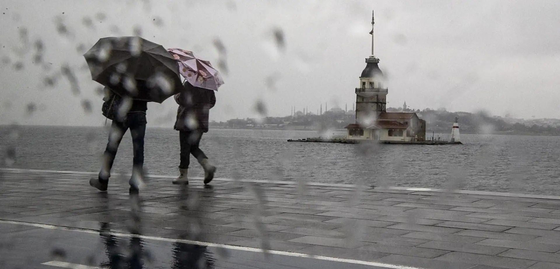 AKOM: İstanbul'da Fırtına ve Sağanak Yağış Cumartesi Sabahına Kadar Sürecek