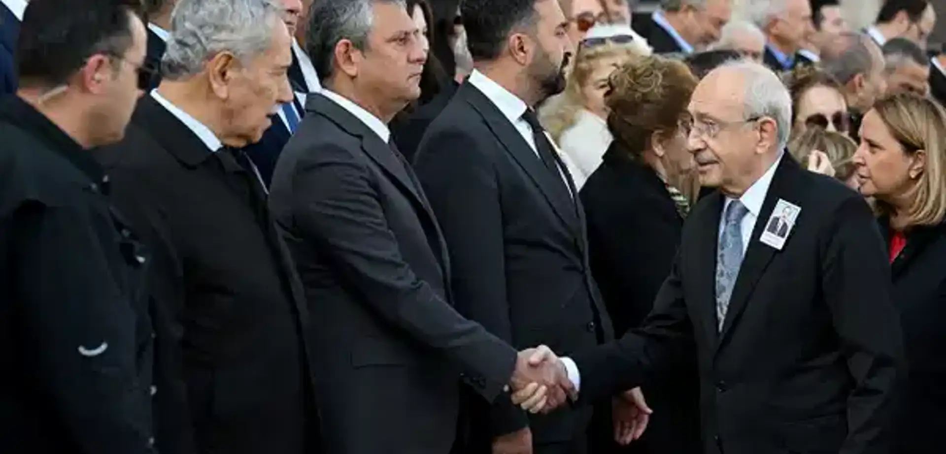 Özel ve Kılıçdaroğlu Eski Milletvekili Gülay'ın Cenazesinde Karşı Karşıya Geldi