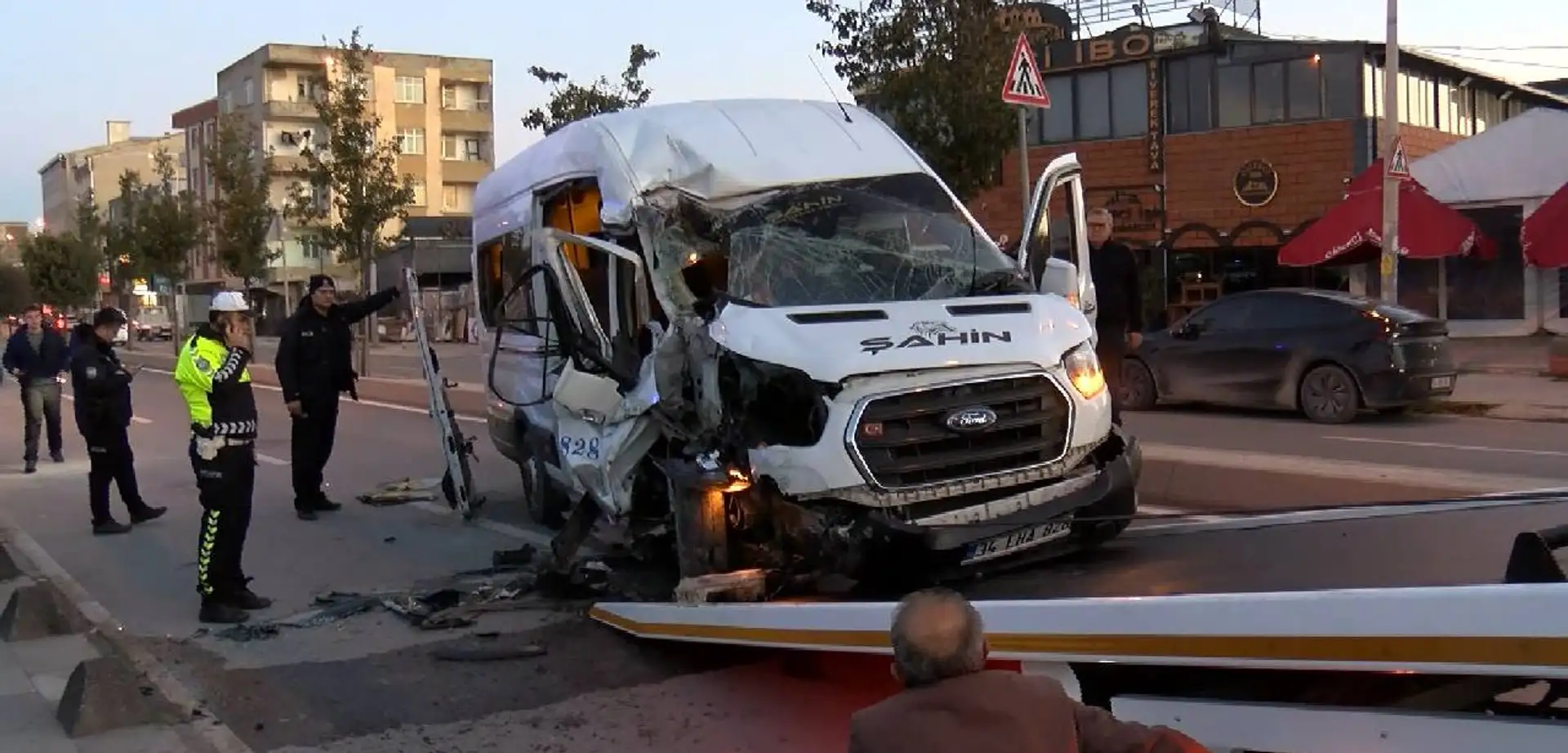 Arnavutköy'de servis minibüsü kamyona çarptı: 9 yaralı