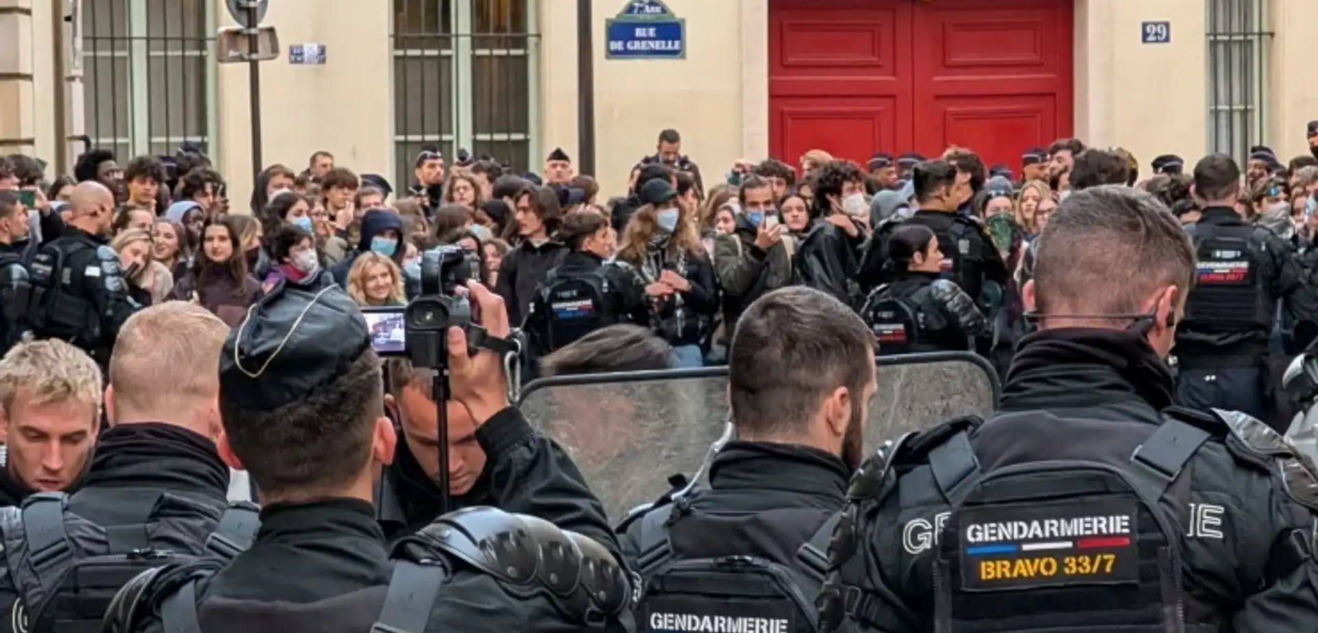 Fransa'da protestolara karşı 70 bin polis ve jandarma görevlendirildi