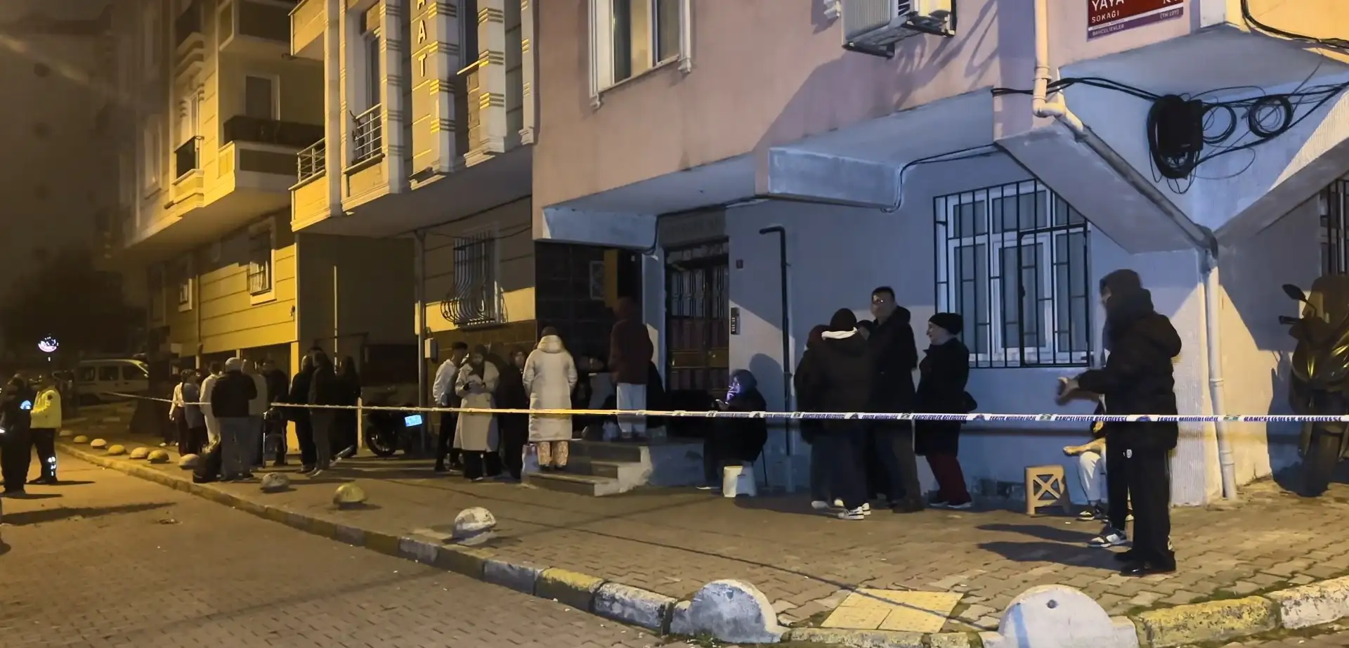 Bahçelievler'de inşaatın istinat duvarı yıkıldı, 2 bina tahliye edildi