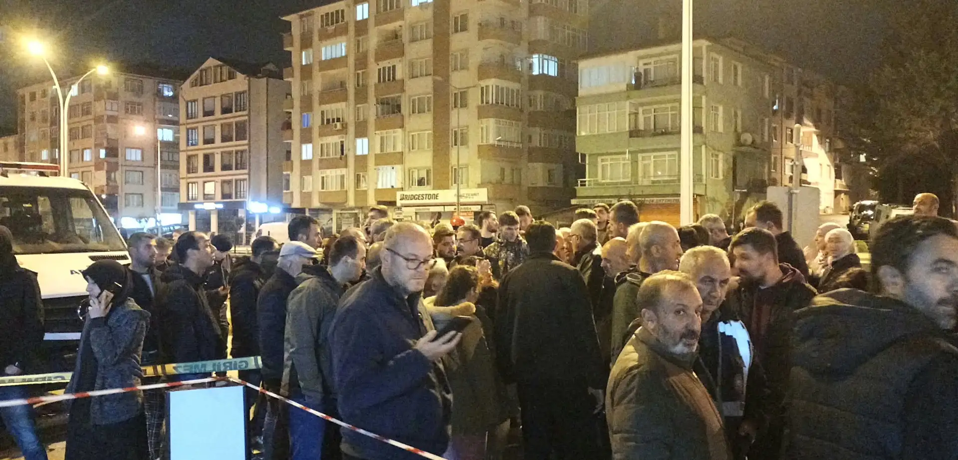 Kocaeli'de 7 katlı bina boşaltıldı. Kolonlarından ses geldi