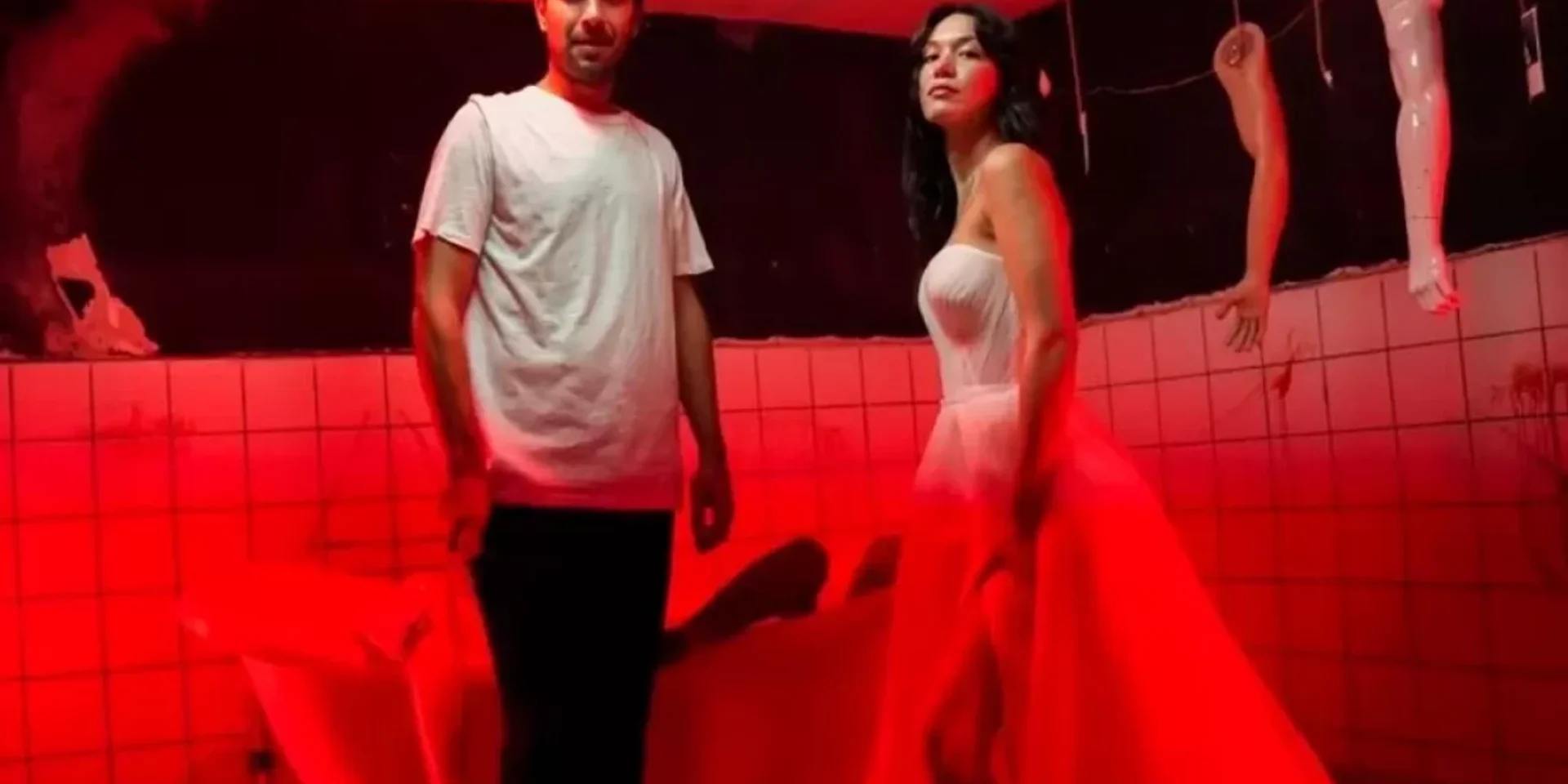 Hazal Subaşı ve Ulaş Tuna Astepe'den İsyan Ettiren Poz: "İkinci Uraz Vakası!"
