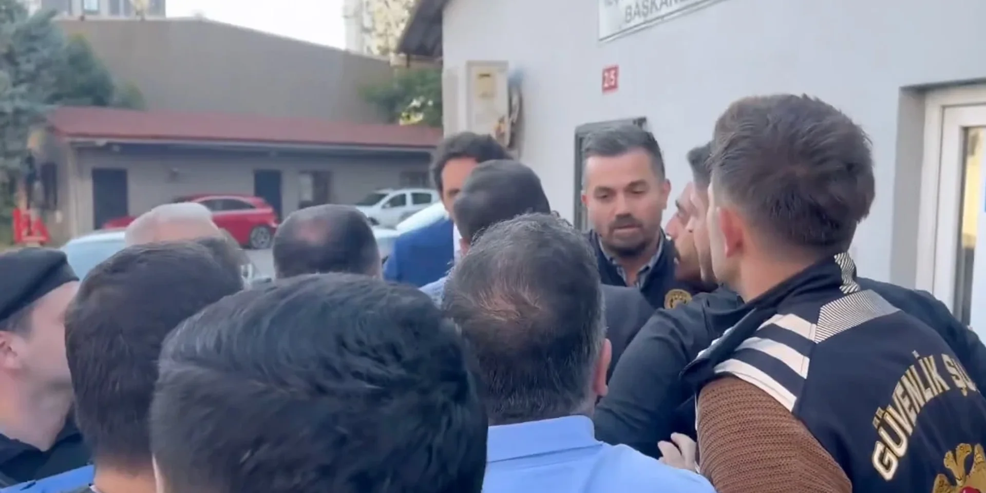 Ataşehir'de Yeni Partililer Polis Ekipleriyle Arbede Yaşadı