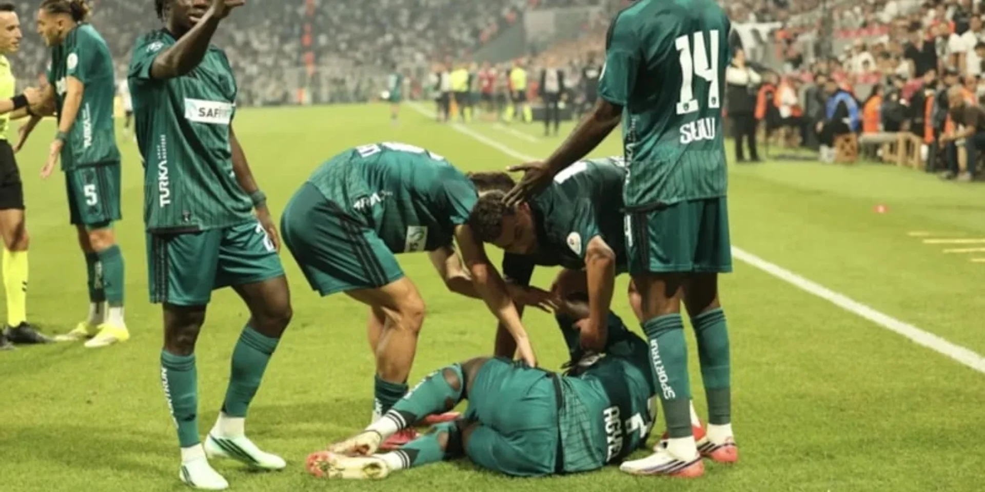 Kocaelisporlu Futbolcu Agyei'ye Su Bardağı Fırlatan Şahıs için Tutuklama Talebi
