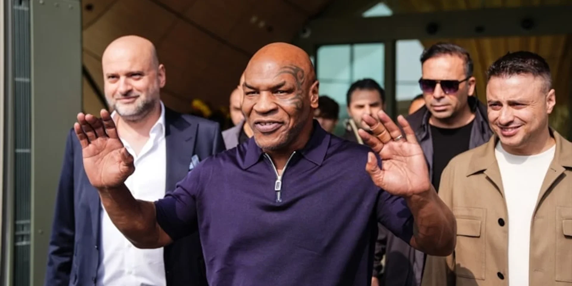 Tuzlu Kahve'ye Konuk Olarak Ayağının Tozuyla İstanbul'a Geldi! Mike Tyson'ın "Derbi" Sorusuna Yanıtı Bakın Ne Oldu?