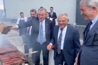 AKP'nin Sucuk Mangal Keyfine Tepkiler Yağıyor: 'Yiyin Efendiler Yiyin'