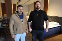 İzmir'de Alkollü Şahıs Kendi Evi Diye Mobilya Mağazasına Girdi! Polisleri Başında Görünce...